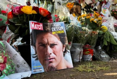 Франция се прости с легендата на киното Ален Делон Погребението