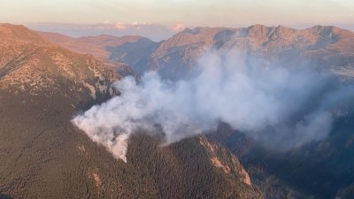 Огънят в Рила планина продължава да гори и обхваща все