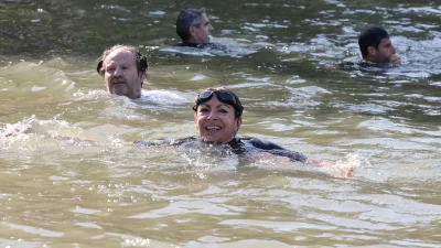 Кметицата на Париж се изкъпа в Сена 