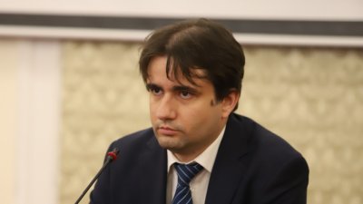 Димитър Главчев не успя да излезе от сянката на Пеевски