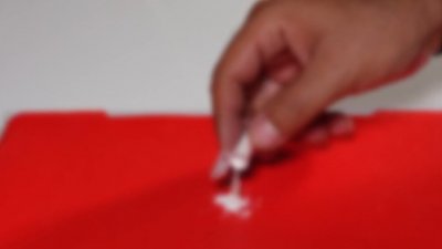 Установиха, че продават „енергиен сниф” в три магазина в София