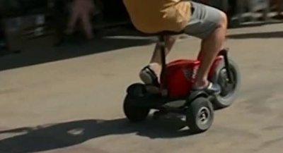 10 годишно дете от Румъния с триколка блъсна 60 годишна молдовска туристка на инвалидна количка в