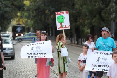 Граждани се събраха на пореден протест на ул Опълченска в