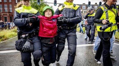 Датската полиция задържа Грета Тунберг по време на протест