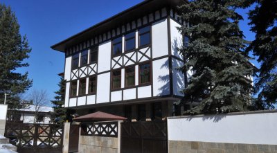 50 000 лв наем е плащал годишно почетният председател на