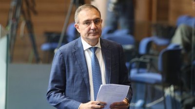 Отново се намираме в абсурдна политическа ситуация – с непрестанни