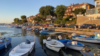 Оживен пристанищен град в който само на няколко метра под