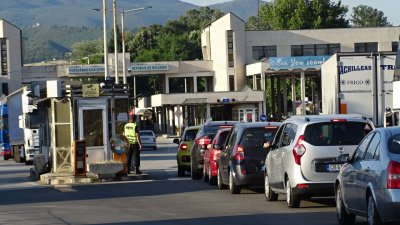 Опашки от коли и на границата с Турция и Румъния