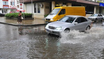 Гръмотевична буря се е разразила във Варна рано тази сутрин