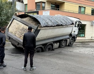 Камион потъна в дупка на пътя в софийския квартал "Редута"