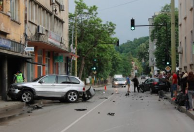 Две жени пресичащи неправилно пред търговски център на бул Могильов