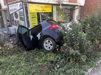 Кола се спусна по стръмна улица във Велико Търново и се „приземи“ на метри от блок (СНИМКИ)