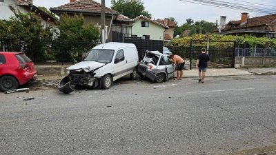 ТИР направи жестока верижна катастрофа в Лом, три коли са на мекици