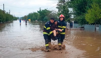 Пожарникар загина докато спасява от наводненията в Австрия