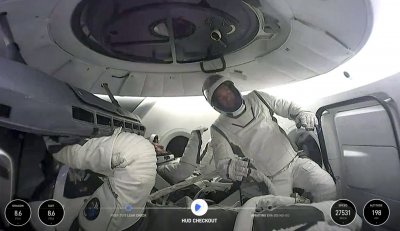 Цивилният екипаж на SpaceX влезе в историята с първата разходка