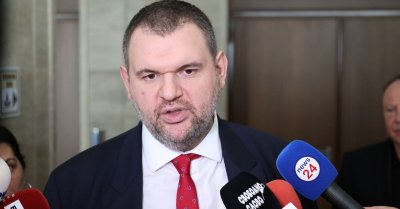 Опитът на Радев да прехвърля проблемите от болната глава на