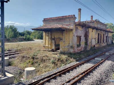 На тези снимки виждате една важна за българската история сграда