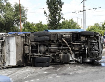 Тир с украинска водка се обърна на магистрала "Марица"