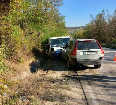 Кола и бус се сблъснаха в Хаинбоаз, ранени са 7 души (СНИМКИ)