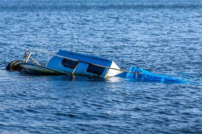 12 души загинаха след обръщане на лодка край Тунис