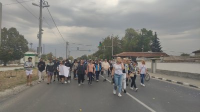 Протест за градски автобуси от Труд до Пловдив блокира трафика за Карлово (СНИМКИ)