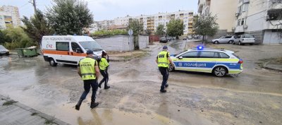 Линейка с бебе пропадна в изкоп в Казанлък