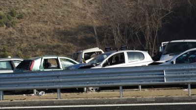 Верижна катастрофа на голямо кръгово движение в София предизвика задръстване