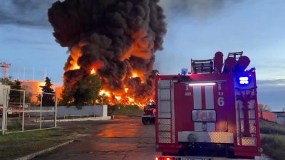 Втори ден гори удареният от Украйна руски петролен склад в Крим