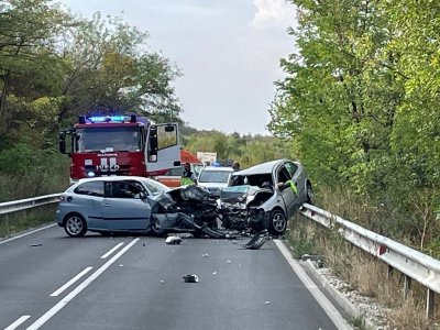 Четирима са ранени в тежка верижна катастрофа 