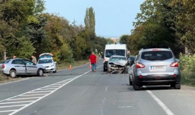 Майка и две деца тежко пострадали при вчерашната катастрофа край