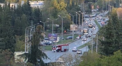 Автомобил се запали и предизвика суматоха на централен булевард в