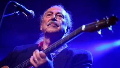 Фенове на Щурците пяха вечните песни на групата в памет