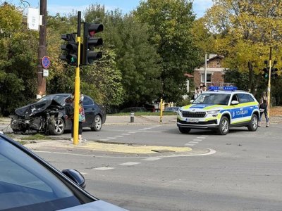 Кола изхвърча и уби пешеходка на тротоар в София