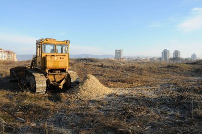 Трактор с прикачени към него сеялка и фадрома е затиснал