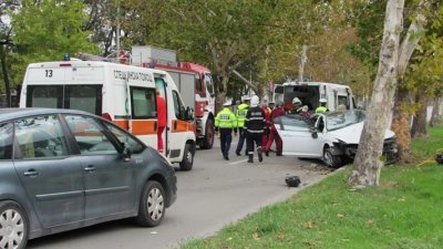 След удар в дърво: Мъж и жена са в болница в Русе, рязали колата, за да ги извадят