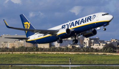 Нискотарифната авиокомпания Ryanair възнамерява да спре полетите си до три