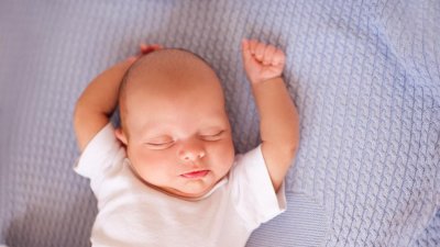 Учени: Хълцането при бебетата регулира дишането им