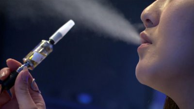 Откриха аромат за пуканки в дробовете на пушач на е-цигари