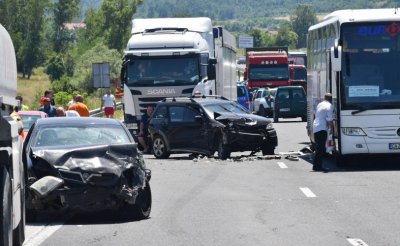 Верижна катастрофа блокира магистрала "Тракия"