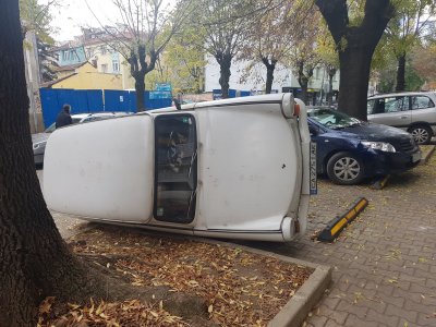 Комшия обърнал нещастния трабант, за да може да паркира