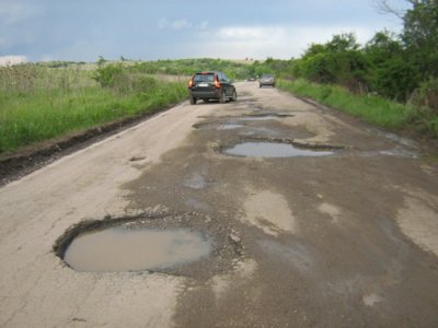 Нейсе! Пълнят кратерите по пътя за Брезник