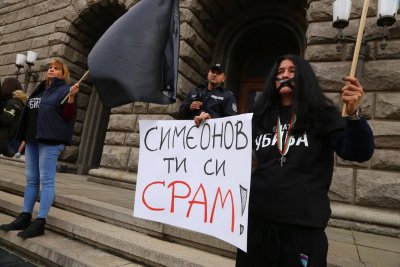 Гневни майки обсадиха НС заради Валери Симеонов