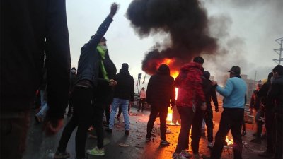 Над 100 души са убити при протести в Иран