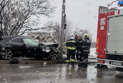 Шофьор се заби в стълб в Сливен 18 годишно момиче пострада