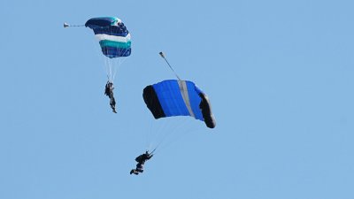 Двама парашутисти са паднали край село Литаково община Ботевград По информация на