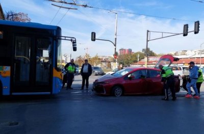 Катастрофа с автобус №60 и два леки автомобила затруднява движението