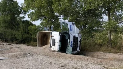 Гума на камион с чакъл гръмна в Ямолско