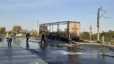 Камион с алкохол се самозапали на пътя Русе Велико