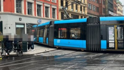 В центъра на Осло трамвай се вряза в магазин за