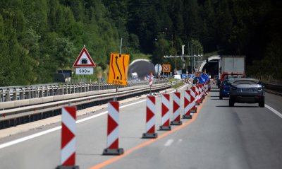 Временно е затруднено движението в тунел Топли дол на автомагистрала